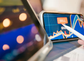 Operatore che opera su più mercati esaminando opzioni di Bitcoin, Ethereum e forex